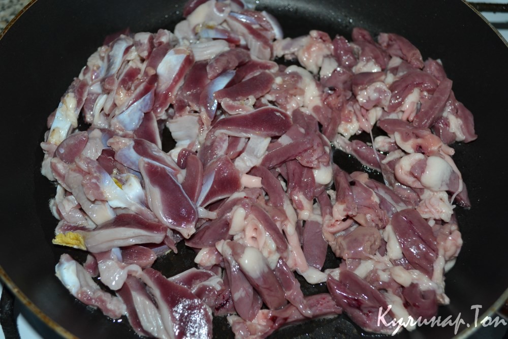 Тушеная капуста с куриными сердечками