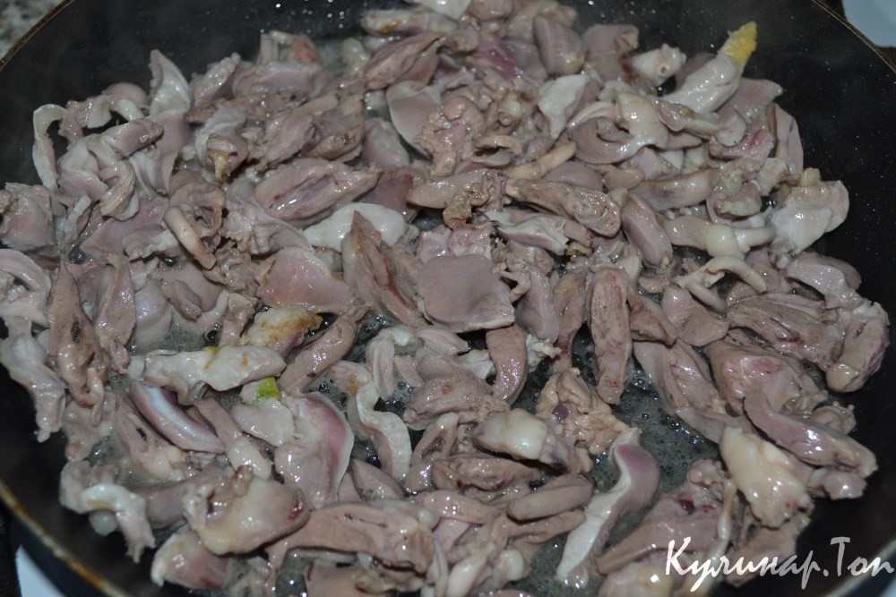 Тушеная капуста с куриными сердечками