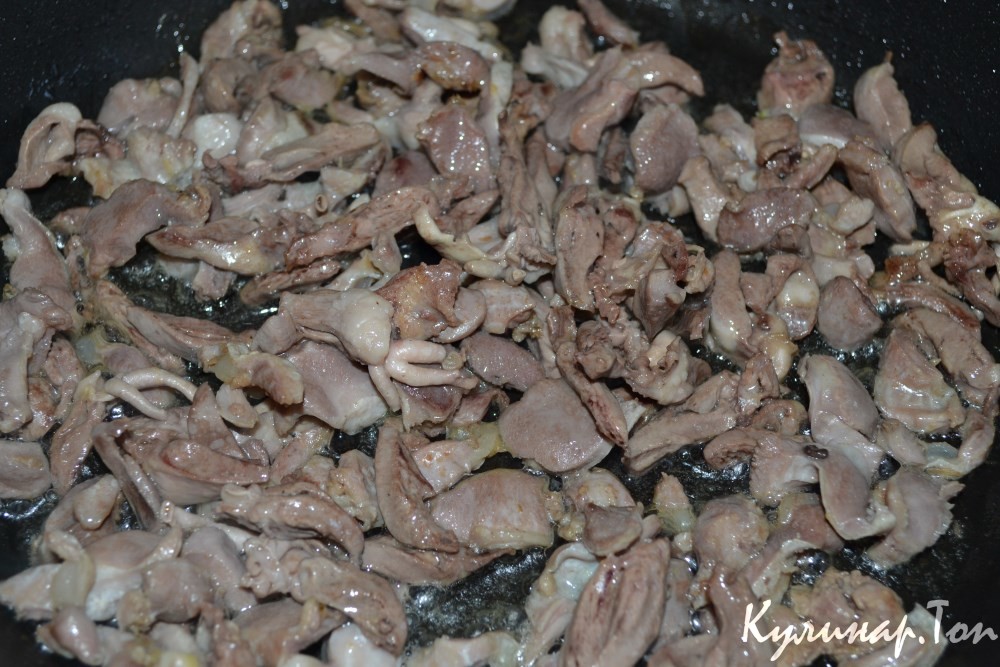 Тушеная капуста с куриными сердечками