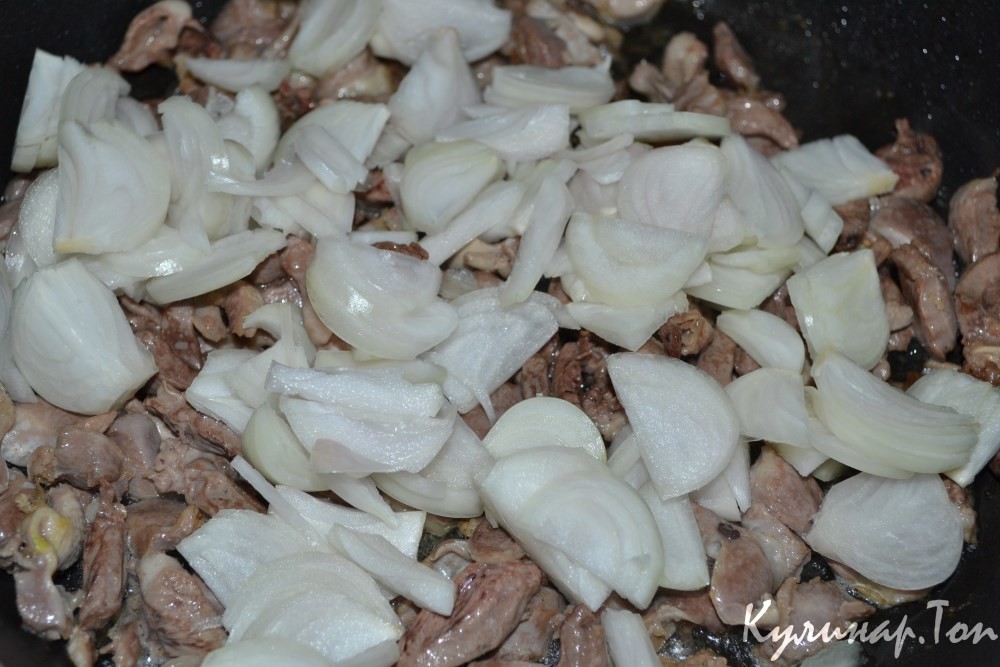 Тушеная капуста с куриными сердечками