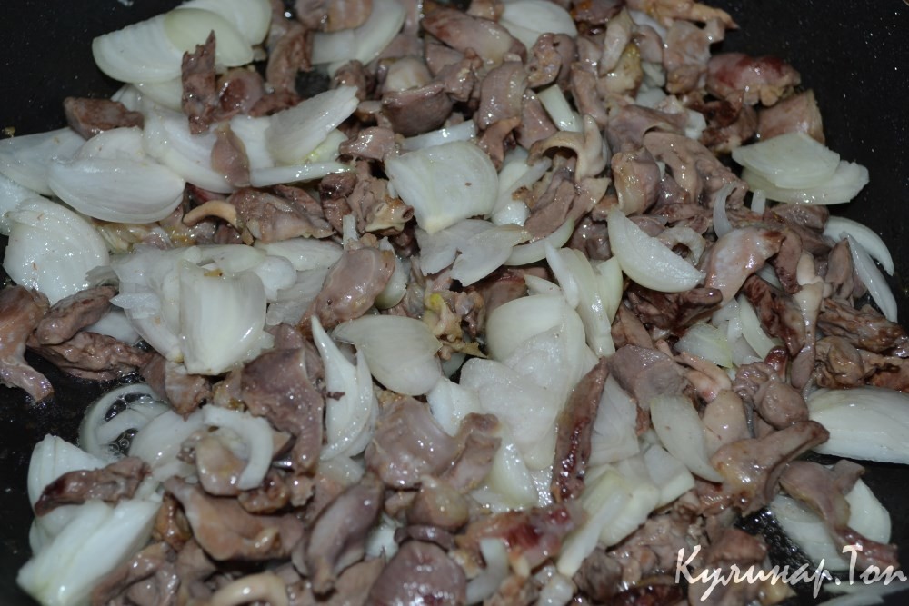 Тушеная капуста с куриными сердечками