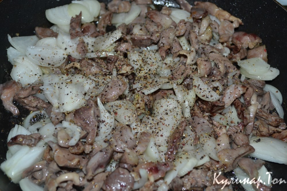 Тушеная капуста с куриными сердечками