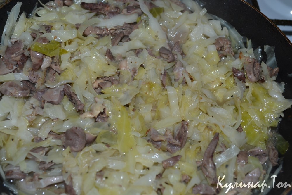 Тушеная капуста с куриными сердечками