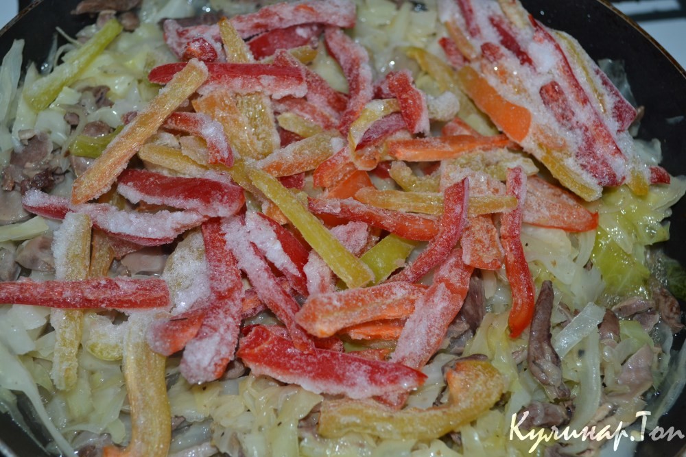 Тушеная капуста с куриными сердечками