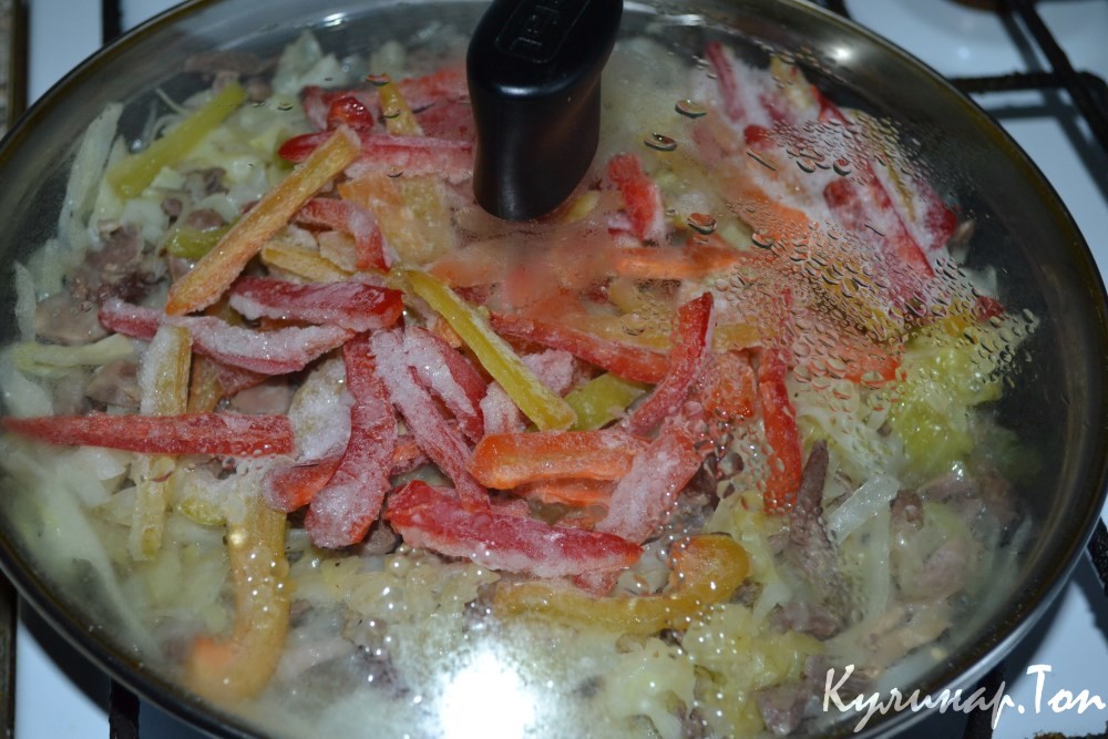 Тушеная капуста с куриными сердечками