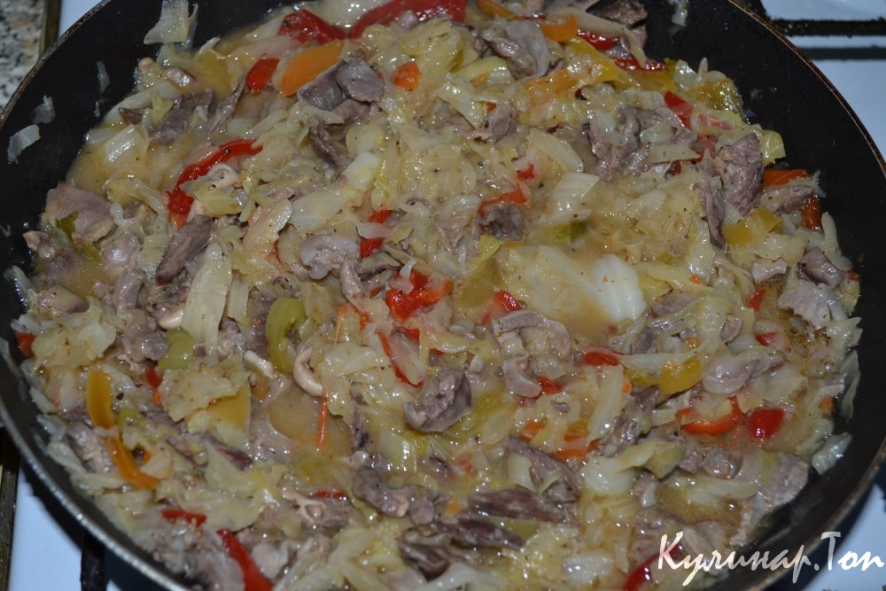 Тушеная капуста с куриными сердечками