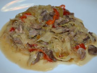 Тушеная капуста с куриными сердечками