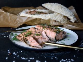 Лосось, запеченный в соляной корке