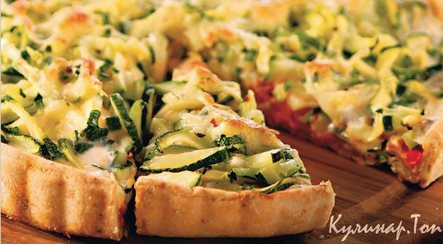 Открытый пирог с кабачками и ветчиной