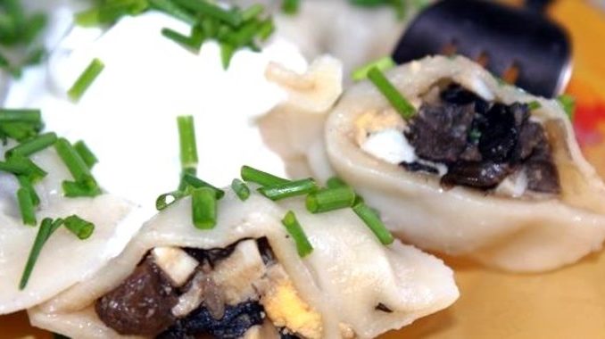 Пельмени с грибами и яйцами Пельмени с грибами и яйцами