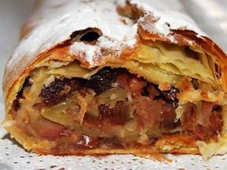 Пирог с яблоками, грушами и изюмом