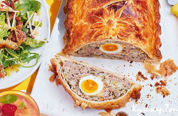 Пирог со свиными колбасками и яйцом