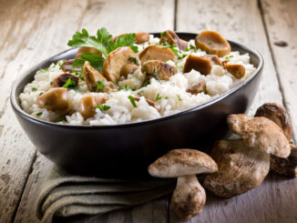 Рисовая каша с капустой и грибами