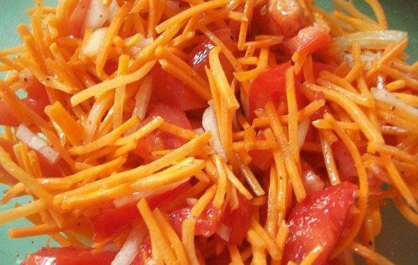 Салат из моркови по корейски, яблок и помидоров Салат из моркови по‑корейски, яблок и помидоров