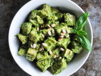 Салат с куриной грудкой и кедровыми орешками