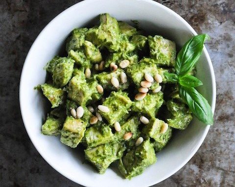 Салат с куриной грудкой и кедровыми орешками Салат с куриной грудкой и кедровыми орешками