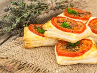Слойки с сыром и помидорами