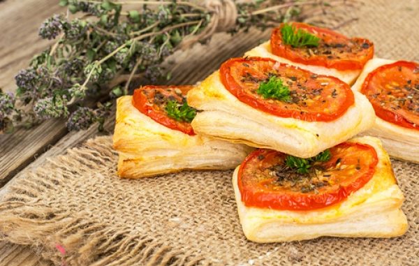 Слойки с сыром и помидорами Слойки с сыром и помидорами