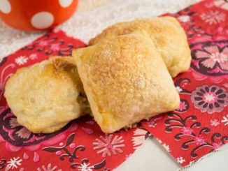 Слойки с яблоками и белым вином