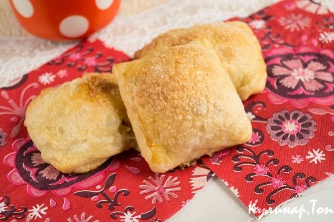 Слойки с яблоками и белым вином