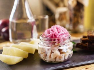Соленая сельдь кусочками