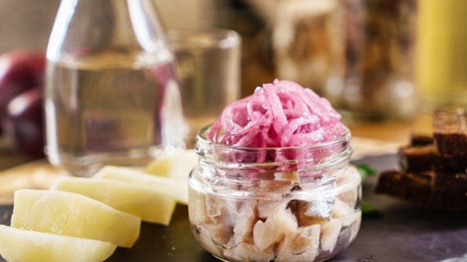 Соленая сельдь кусочками Соленая сельдь кусочками