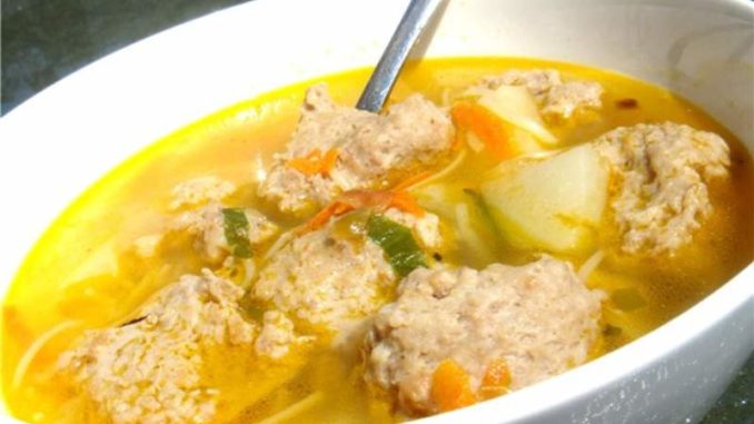 Суп с фрикадельками из курицы и моркови Суп с фрикадельками из курицы и моркови