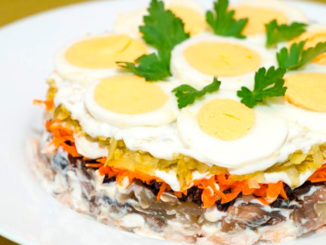Торт-салат с мясом курицы и шампиньонами