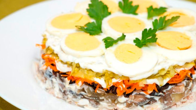 Торт-салат с мясом курицы и шампиньонами Торт-салат с мясом курицы и шампиньонами