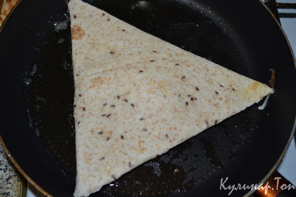 Тортилья с сыром и сосисками