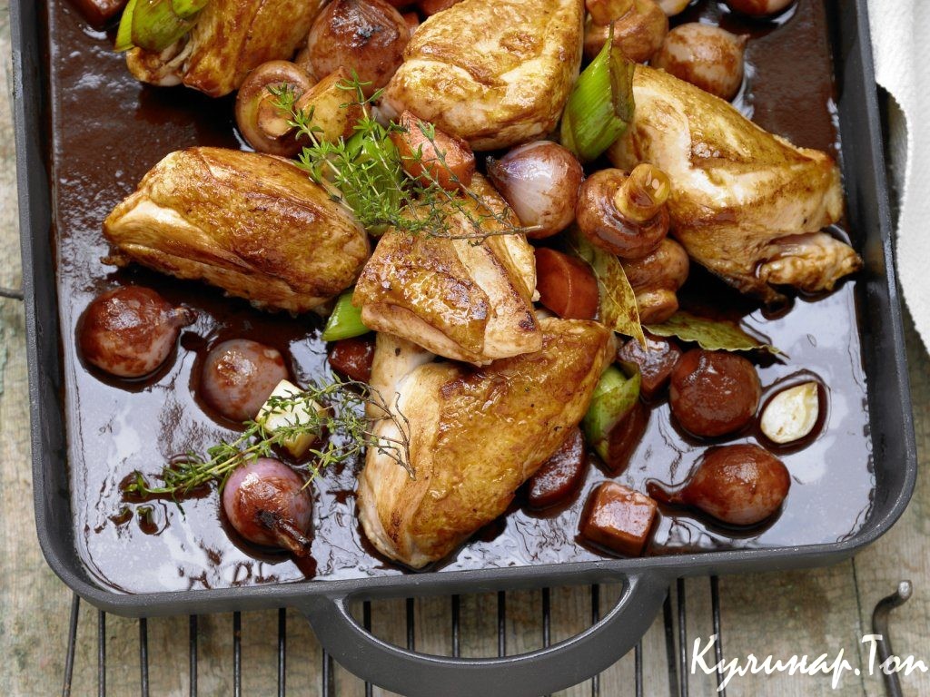 Тушеная курица в красном вине