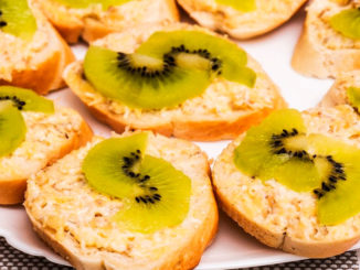 Бутерброды с сыром и киви