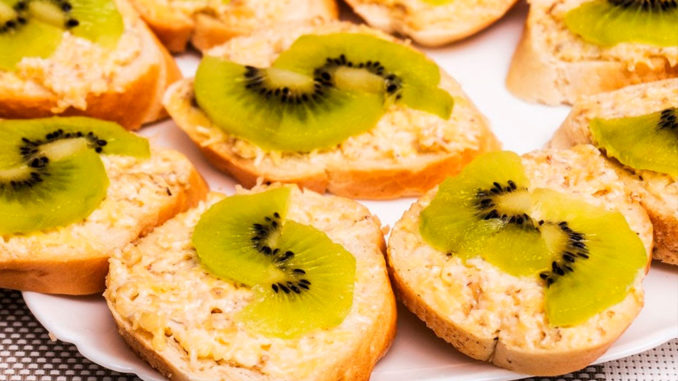 Бутерброды с сыром и киви Бутерброды с сыром и киви