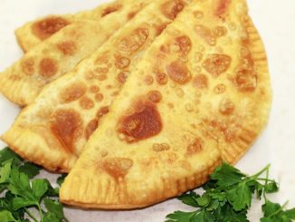 Чебуреки с мясом кролика и зеленым луком