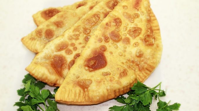 Чебуреки с мясом кролика и зеленым луком Чебуреки с мясом кролика и зеленым луком