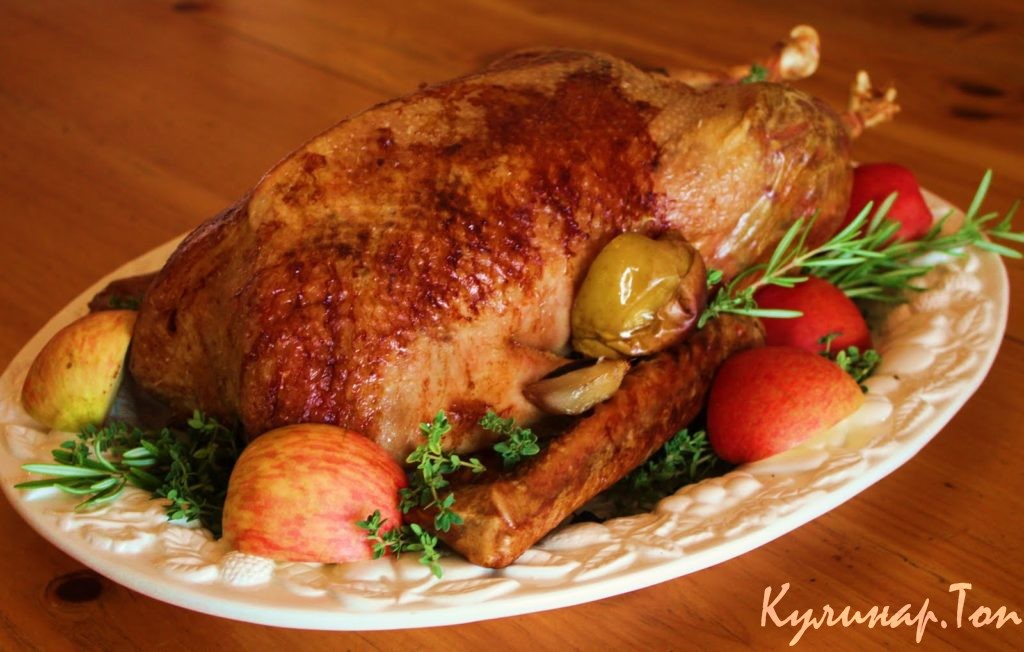 Гусь, запеченный с яблоками