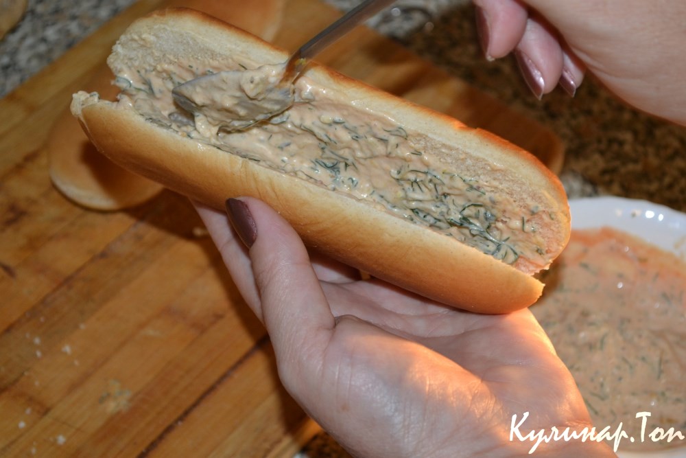 Хот-дог с огуречным соусом