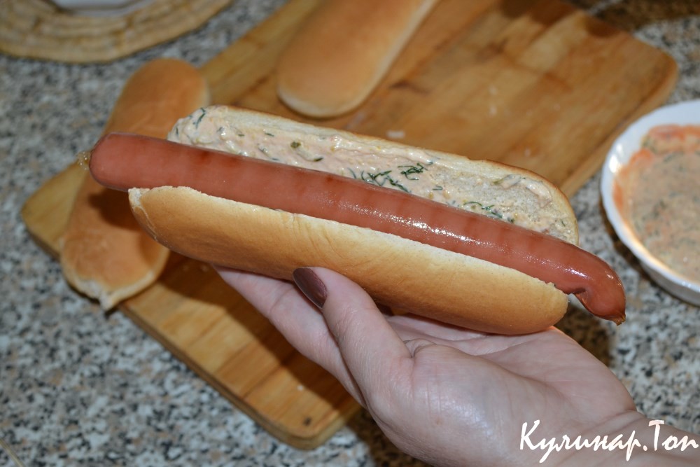 Хот-дог с огуречным соусом