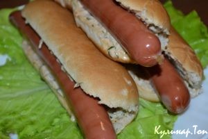 Хот-дог с огуречным соусом