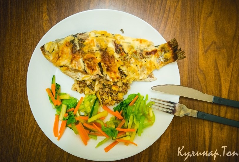 Карась, фаршированный гречкой