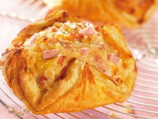 Корзиночки с колбасками и сыром