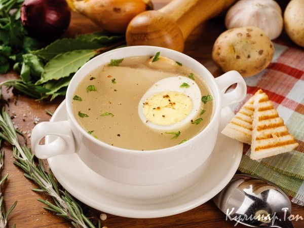Куриный бульон с яйцом