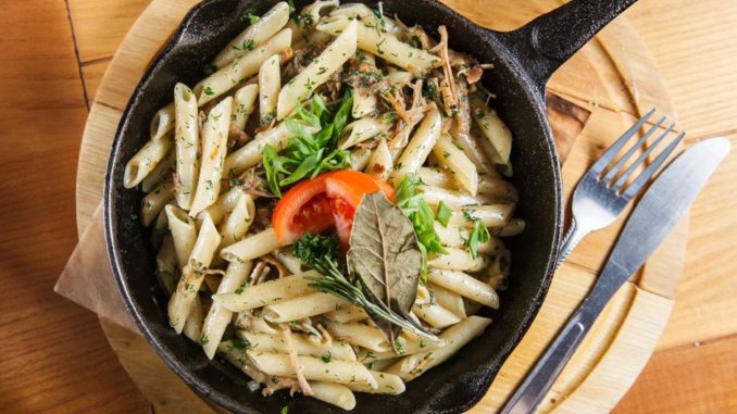 Макароны по-флотски с тушенкой Макароны по-флотски с тушенкой