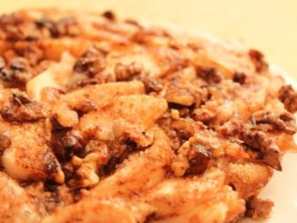 Пирог с яблоками и грецкими орехами