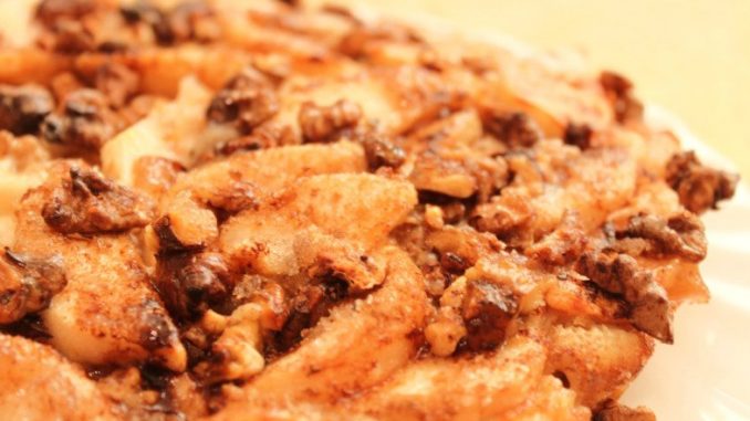 Пирог с яблоками Пирог с яблоками и грецкими орехами