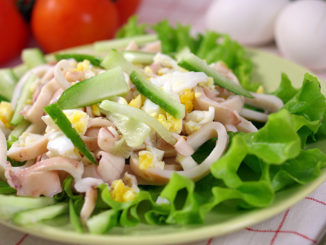 Салат из кальмаров и креветок