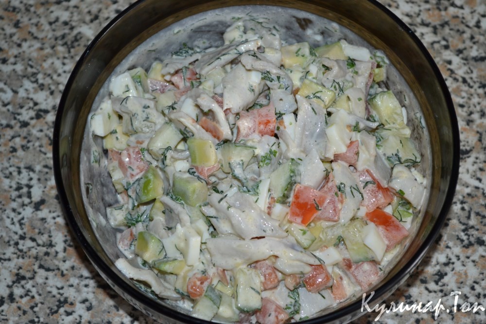 Салат с кальмаром и авокадо