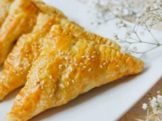 Слоеные пирожки с капустой