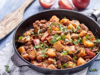 Жаркое из свинины с картофелем и томатным соусом