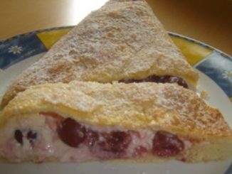 Закрытый пирог с творогом и вишней